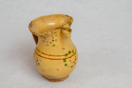 Lončen vrč v obliki »majolke«, 1. pol. 20. st., keramika.